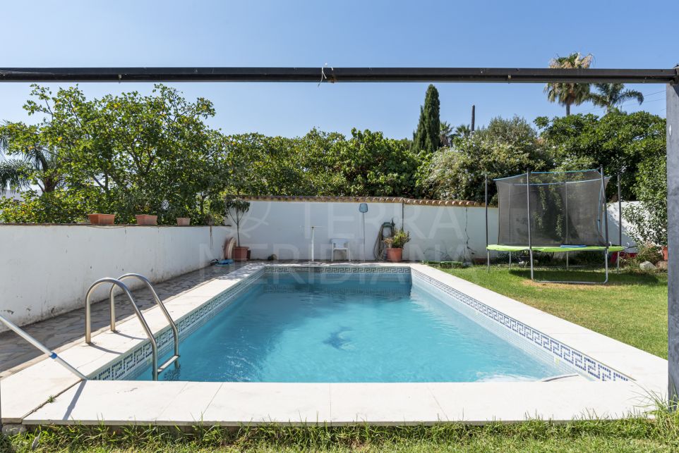 6 bedroom villa on well located plot with sea views for sale in Don Pedro, Estepona west