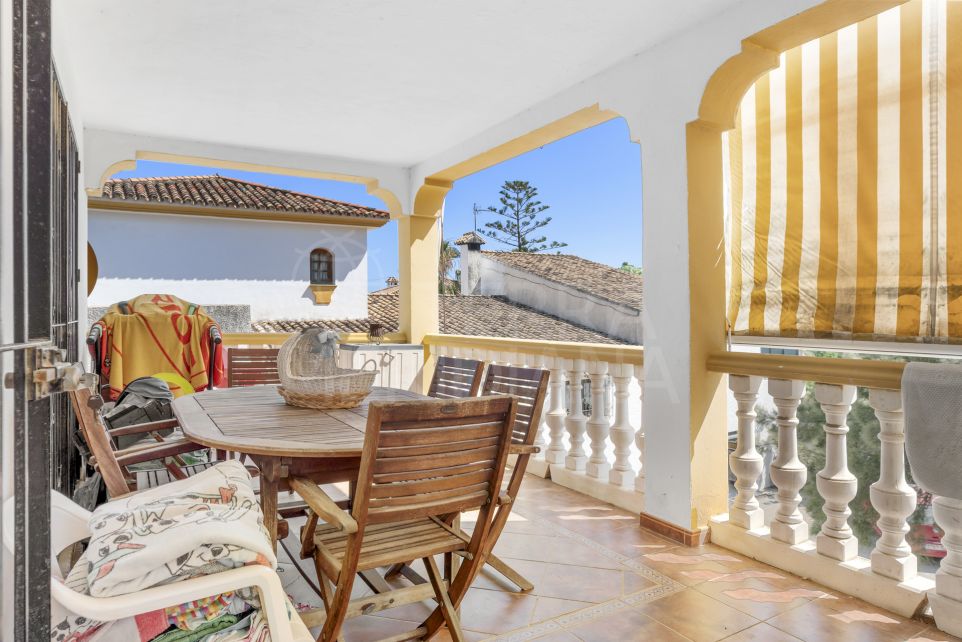 6 bedroom villa on well located plot with sea views for sale in Don Pedro, Estepona west