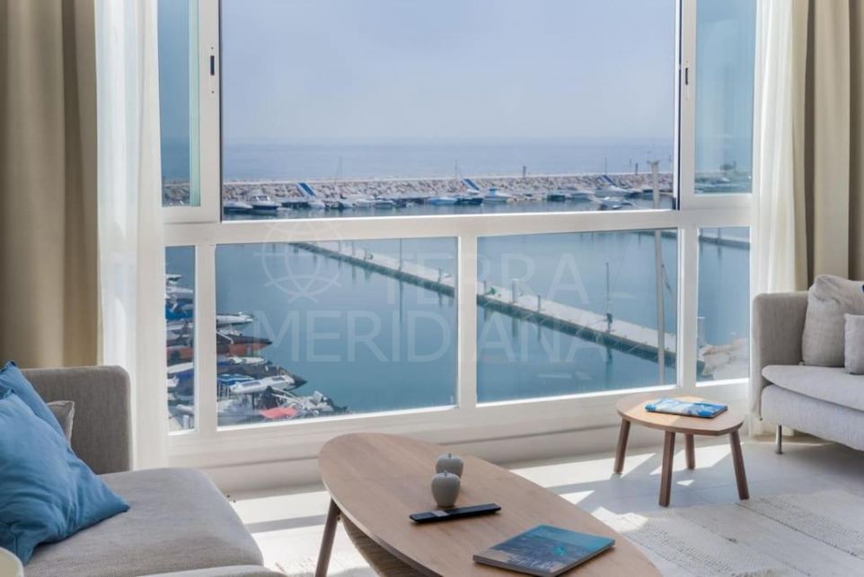 Penthouse de deux chambres en première ligne de marina avec vue sur la mer à vendre à Puerto Banús, Marbella