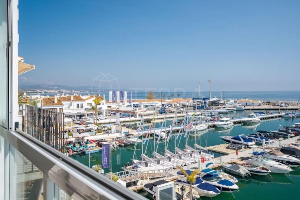 Penthouse de deux chambres en première ligne de marina avec vue sur la mer à vendre à Puerto Banús, Marbella