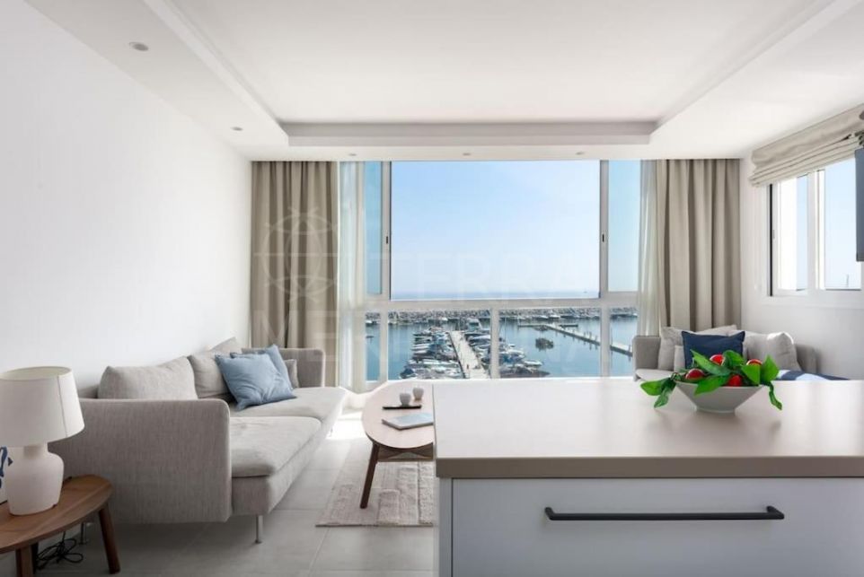Penthouse de deux chambres en première ligne de marina avec vue sur la mer à vendre à Puerto Banús, Marbella