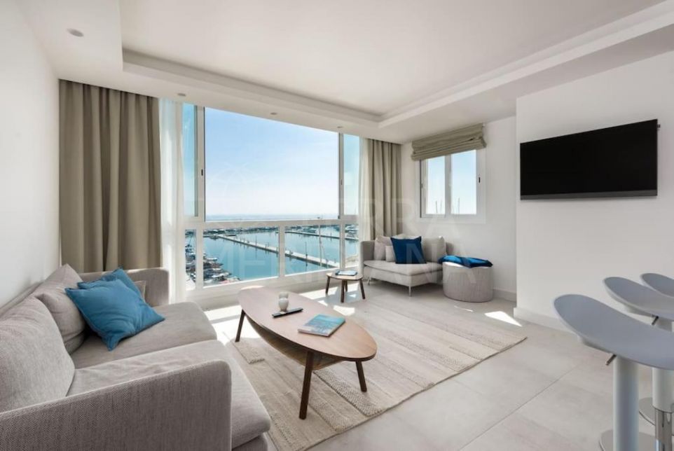 Penthouse de deux chambres en première ligne de marina avec vue sur la mer à vendre à Puerto Banús, Marbella