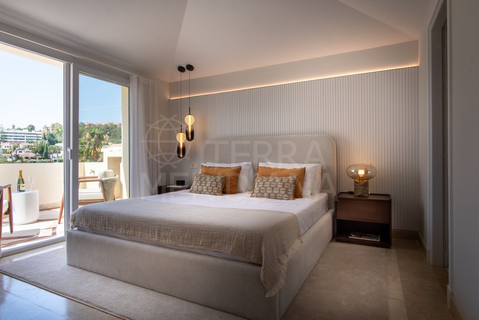 Elégant Penthouse rénové à Las Alamandas – Vue sur la mer, Golf en première ligne et luxe intemporel