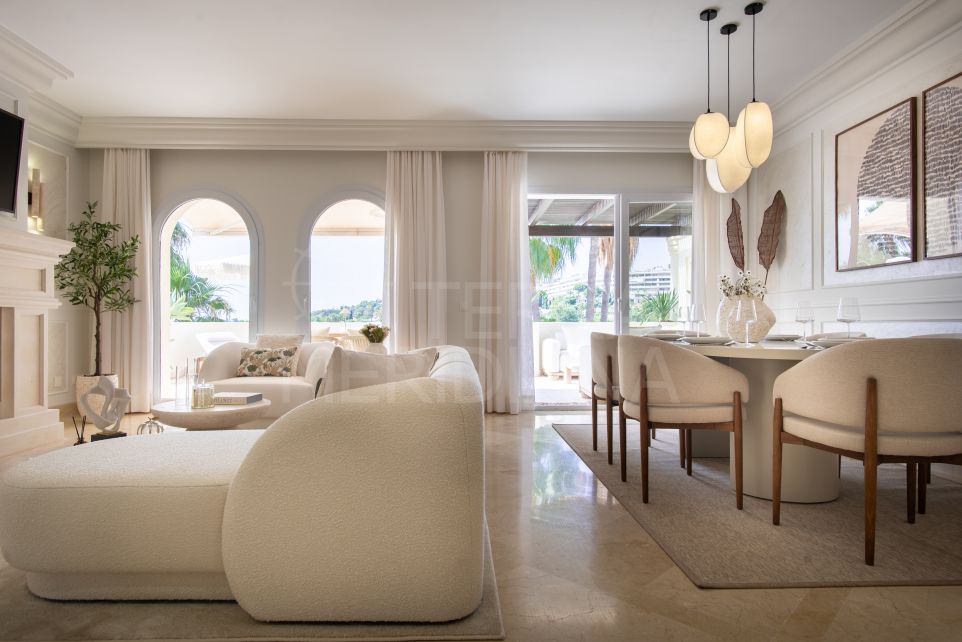 Elégant Penthouse rénové à Las Alamandas – Vue sur la mer, Golf en première ligne et luxe intemporel