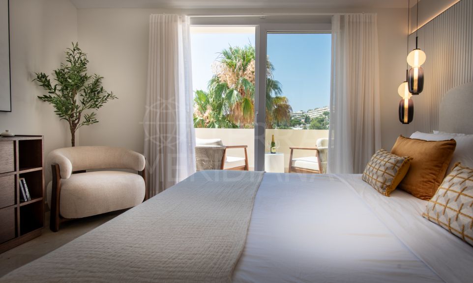 Elégant Penthouse rénové à Las Alamandas – Vue sur la mer, Golf en première ligne et luxe intemporel