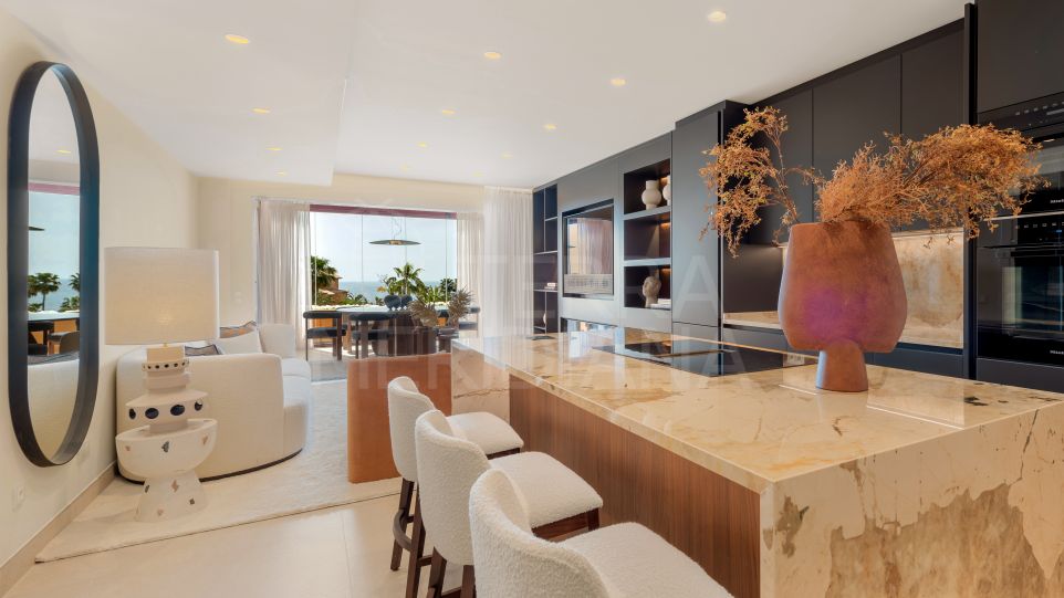 Appartement luxueusement rénové de 3 chambres avec vue sur la mer à vendre à Los Granados del Mar, Estepona