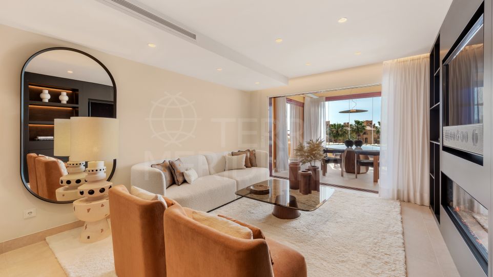Appartement luxueusement rénové de 3 chambres avec vue sur la mer à vendre à Los Granados del Mar, Estepona