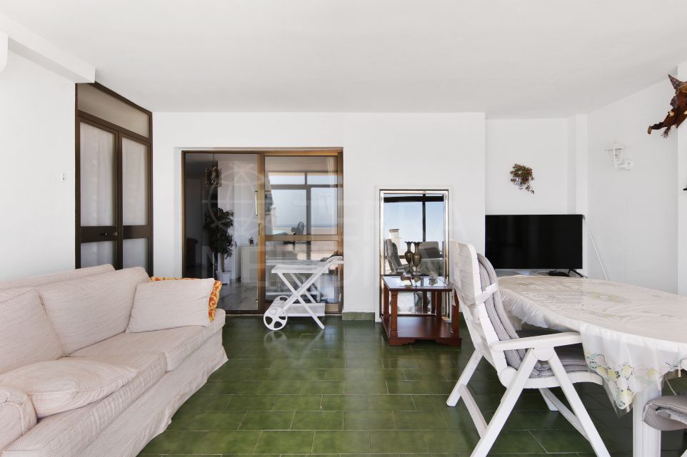 Apartamento de 3 dormitorios con vistas panorámicas al mar en venta cerca del Puerto de Estepona