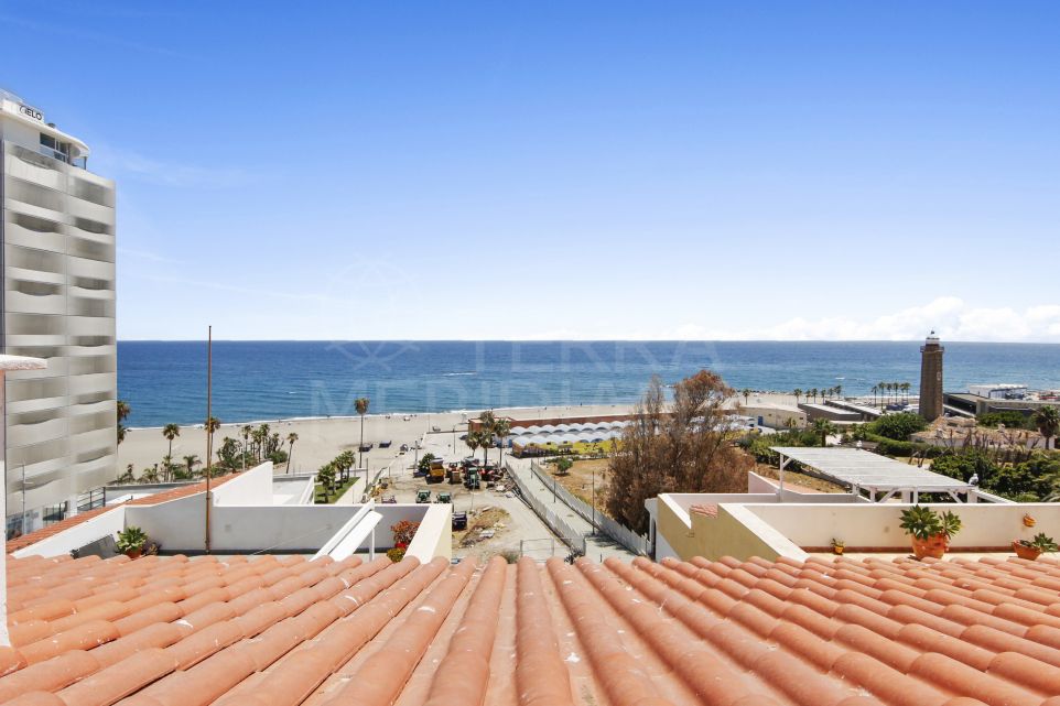 Apartamento de 3 dormitorios con vistas panorámicas al mar en venta cerca del Puerto de Estepona