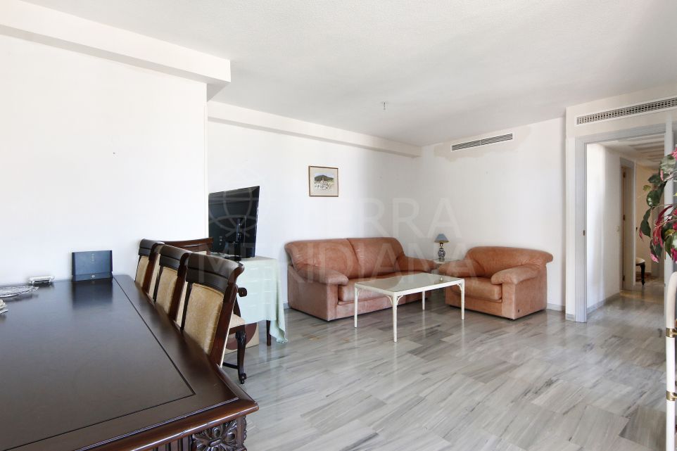 Apartamento de 3 dormitorios con vistas panorámicas al mar en venta cerca del Puerto de Estepona