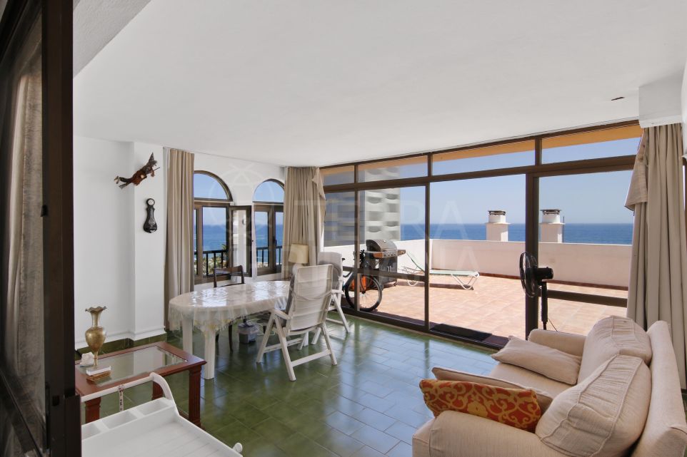 Apartamento de 3 dormitorios con vistas panorámicas al mar en venta cerca del Puerto de Estepona