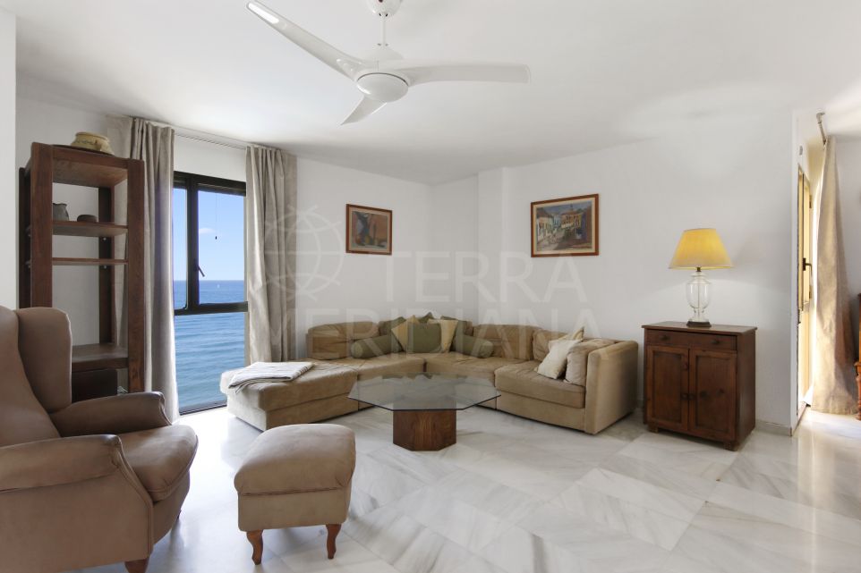 Appartement de 2 chambres en première ligne de plage avec vue sur la mer à vendre à Estepona Ville
