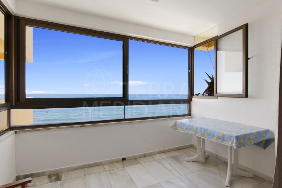 Appartement de 2 chambres en première ligne de plage avec vue sur la mer à vendre à Estepona Ville