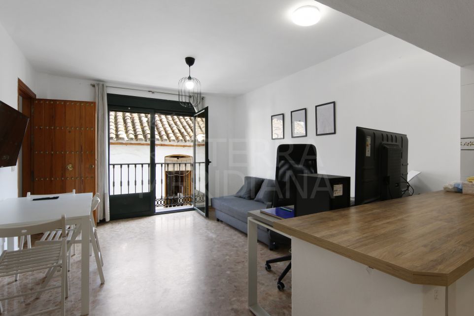 Encantador apartamento de 2 dormitorios en venta en el corazón del casco antiguo de Estepona