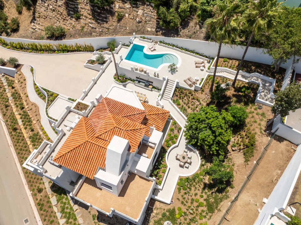 Mediterranean Elegant Villa with Panoramic Views in Las Lomas de Nueva Andalucía