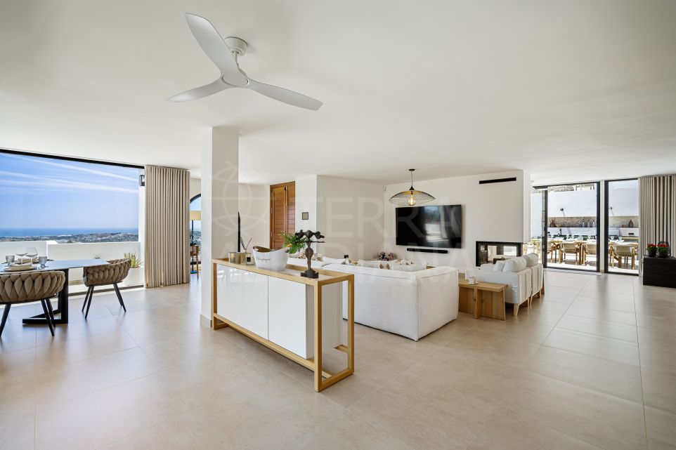 Mediterranean Elegant Villa with Panoramic Views in Las Lomas de Nueva Andalucía