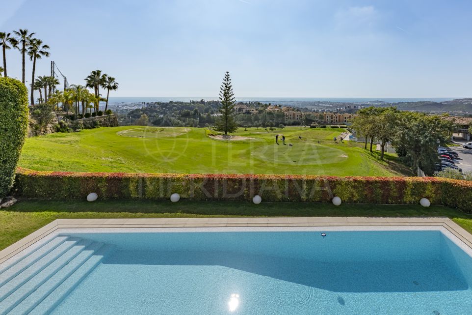 Stunning Contemporary Villa with Breathtaking Views For Sale in Exclusive Los Arqueros, Benahavis