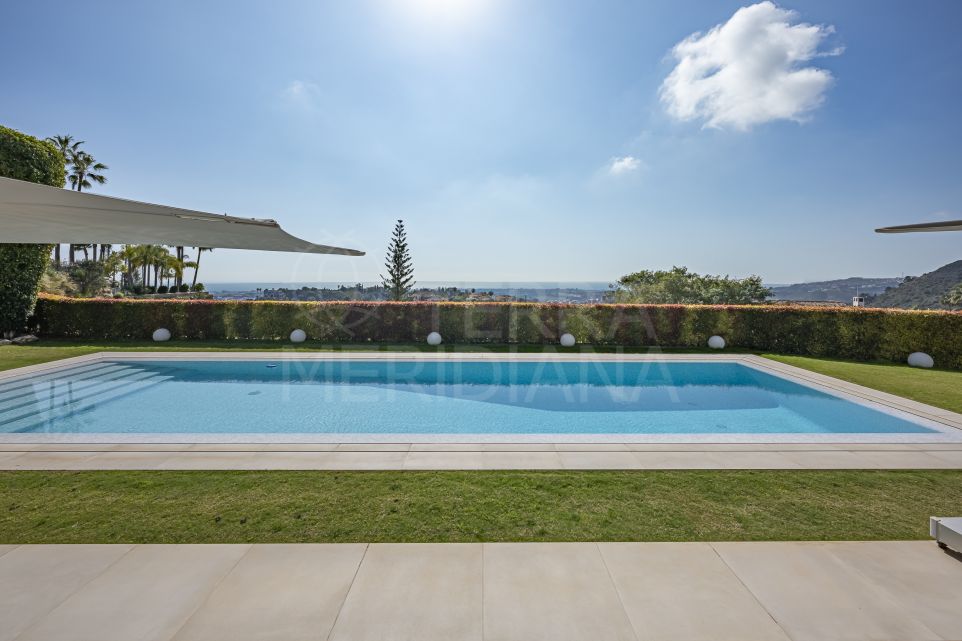 Stunning Contemporary Villa with Breathtaking Views For Sale in Exclusive Los Arqueros, Benahavis