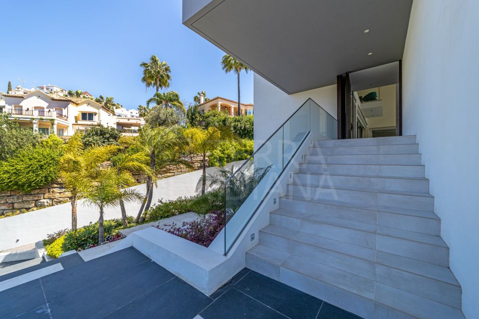 Stunning Contemporary Villa with Breathtaking Views For Sale in Exclusive Los Arqueros, Benahavis