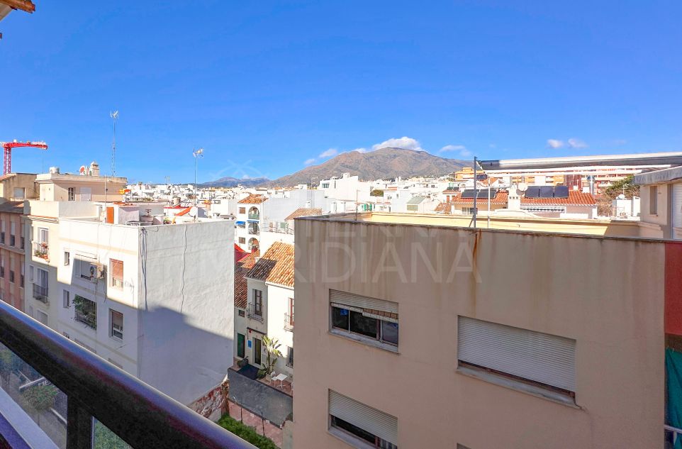 Appartement bien situé de 3 chambres à vendre au bord de la plage dans la vieille ville d'Estepona
