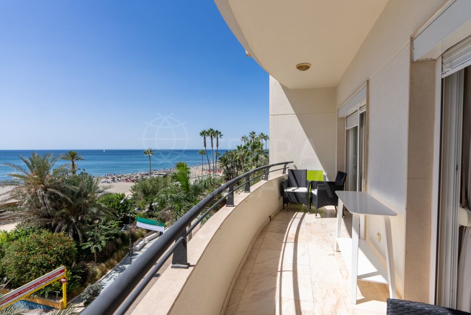 Hermoso apartamento de 3 dormitorios en venta en el paseo marítimo de Estepona