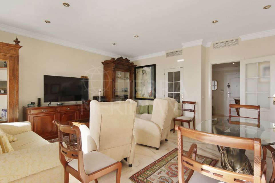 Hermoso apartamento de 3 dormitorios en venta en el paseo marítimo de Estepona