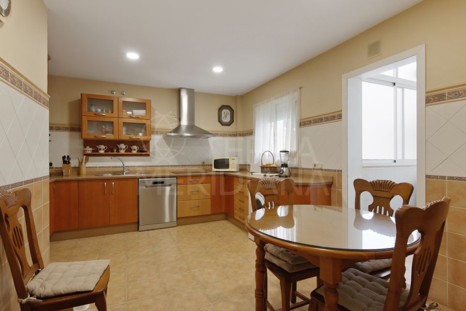 Hermoso apartamento de 3 dormitorios en venta en el paseo marítimo de Estepona
