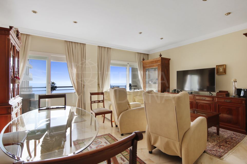 Hermoso apartamento de 3 dormitorios en venta en el paseo marítimo de Estepona