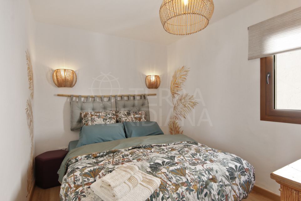 Apartamento de 2 dormitorios renovado con vistas al mar en venta en la zona del Puerto de Estepona.