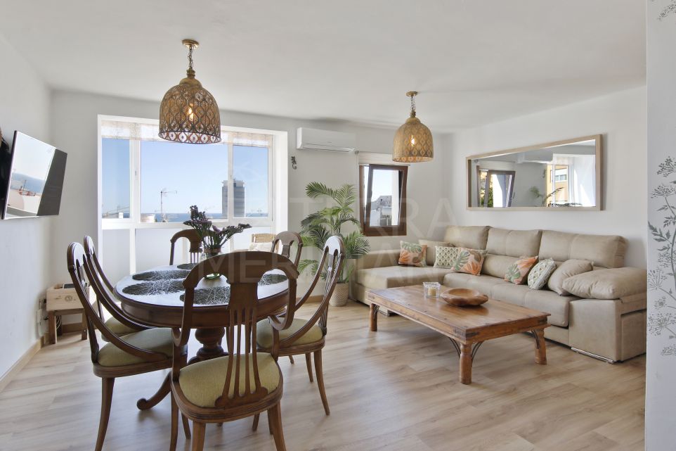 Apartamento de 2 dormitorios renovado con vistas al mar en venta en la zona del Puerto de Estepona.