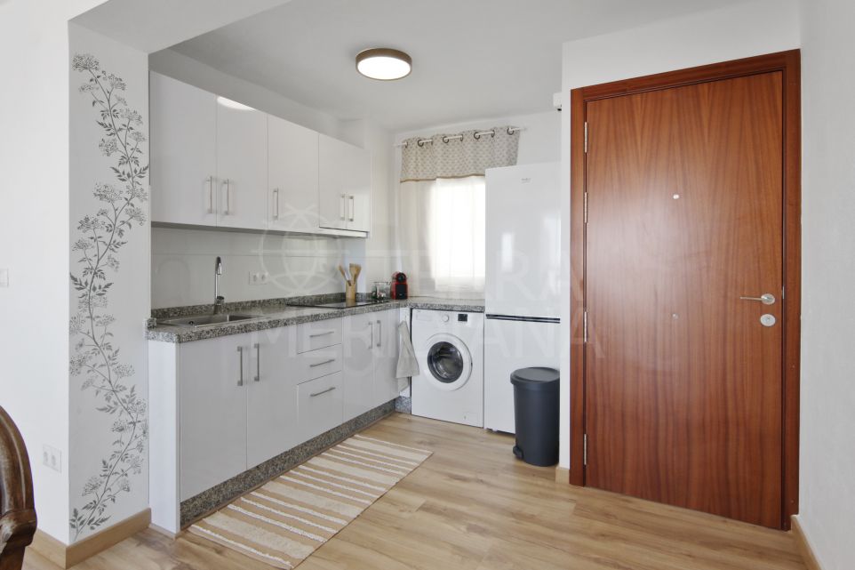 Apartamento de 2 dormitorios renovado con vistas al mar en venta en la zona del Puerto de Estepona.