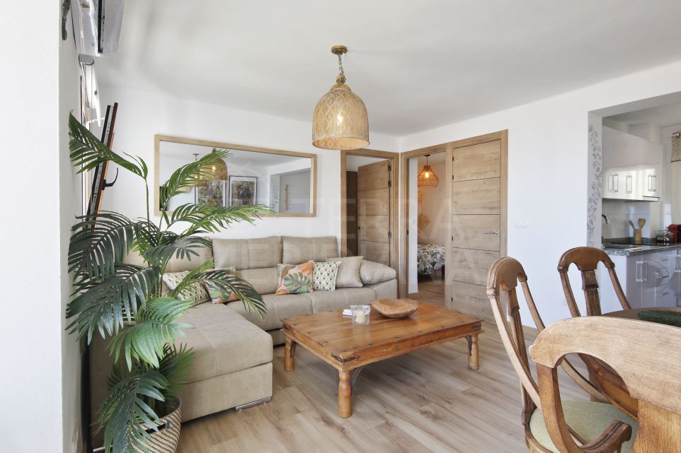 Apartamento de 2 dormitorios renovado con vistas al mar en venta en la zona del Puerto de Estepona.