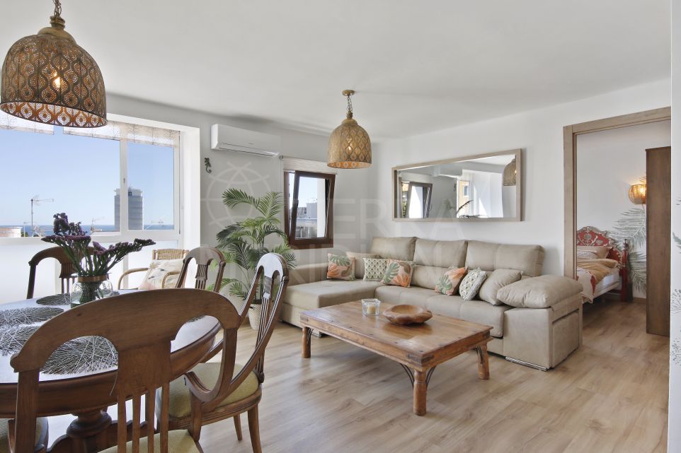 Apartamento de 2 dormitorios renovado con vistas al mar en venta en la zona del Puerto de Estepona.