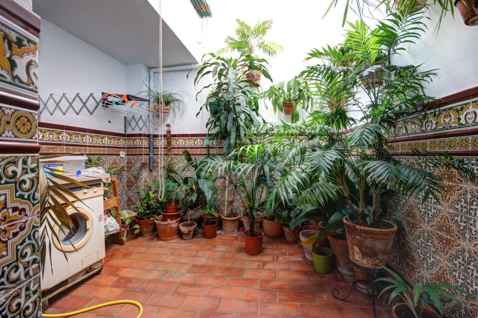 Apartamento en primera planta en venta en el casco antiguo de Estepona en una calle tranquila, cerca de la playa