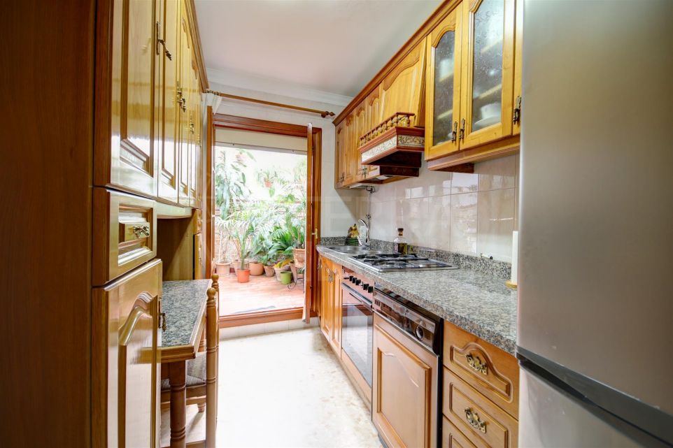 Apartamento en primera planta en venta en el casco antiguo de Estepona en una calle tranquila, cerca de la playa