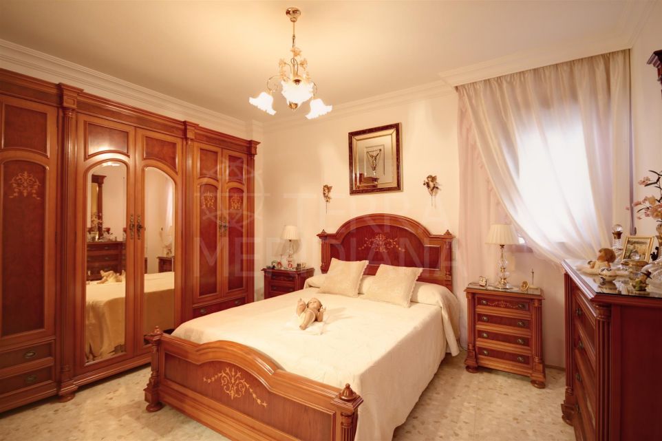 Apartamento en primera planta en venta en el casco antiguo de Estepona en una calle tranquila, cerca de la playa