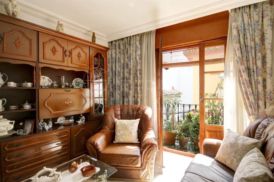 Apartamento en primera planta en venta en el casco antiguo de Estepona en una calle tranquila, cerca de la playa