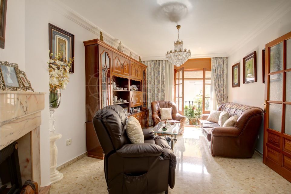 Apartamento en primera planta en venta en el casco antiguo de Estepona en una calle tranquila, cerca de la playa