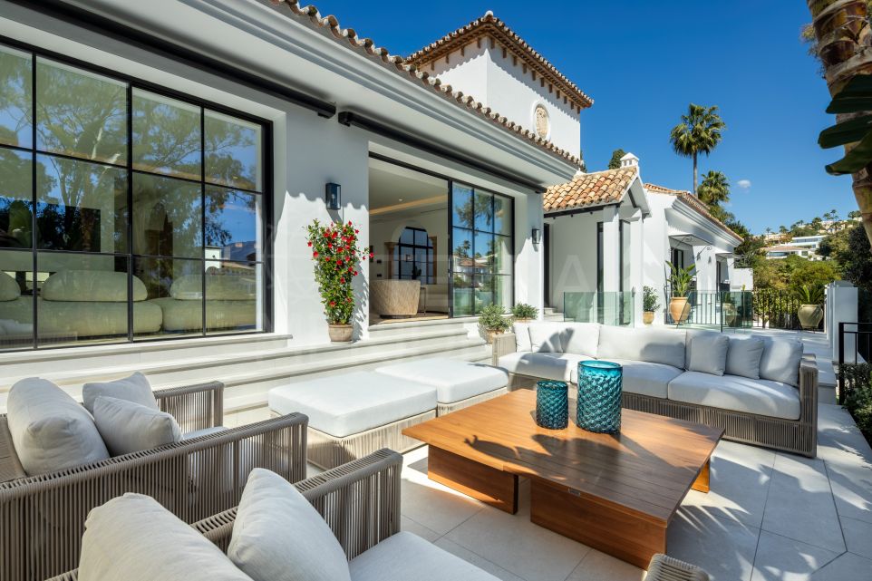 Frontline Golf Villa with Refined Design and Modern Luxury in El Herrojo