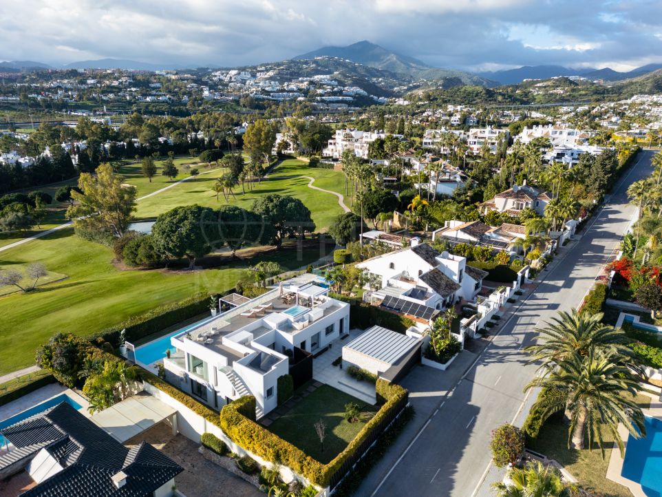 Superbe villa de golf en première ligne à Nueva Andalucia - Vivre dans le luxe avec des vues à couper le souffle