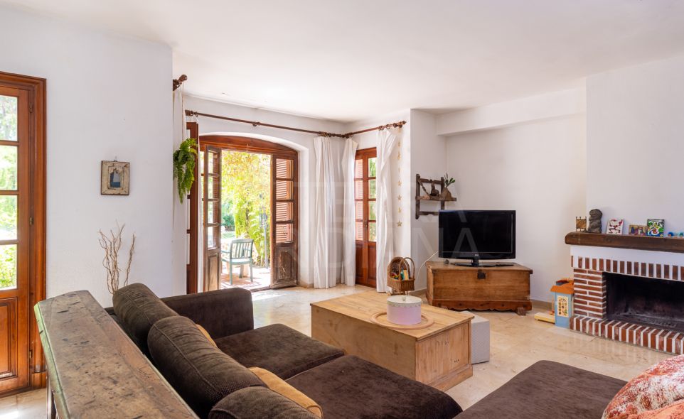 Beachside Corner Townhouse with Renovation Potential in Estepona