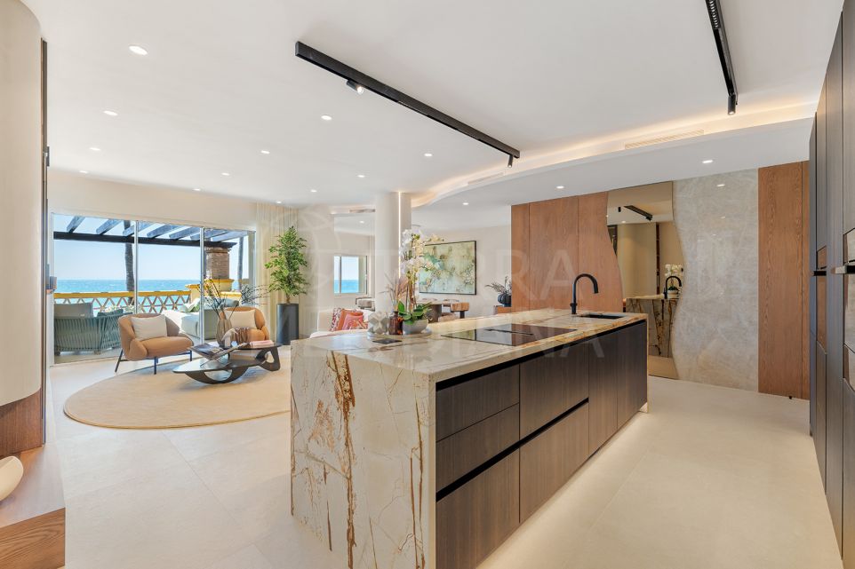 Superbe appartement de trois chambres en première ligne de plage à vendre à Rio Real