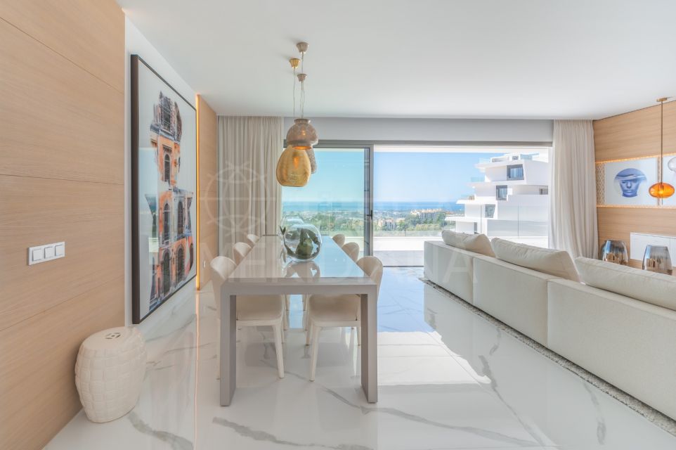 Элегантные апартаменты класса люкс с видом на море и гольф-поля в Byu Hills, Бенахавис