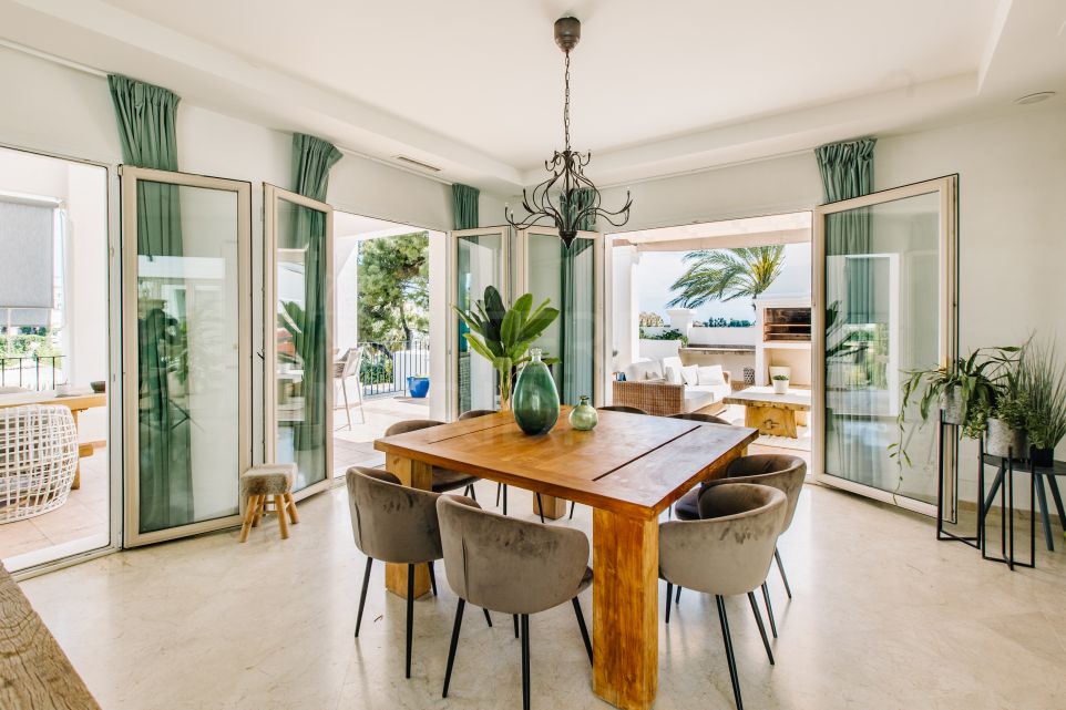 Charming Andalusian Villa with Frontline Golf Views in Las Resinas, Selwo
