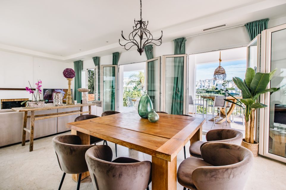 Charming Andalusian Villa with Frontline Golf Views in Las Resinas, Selwo