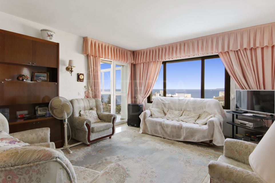 Apartamento de 3 dormitorios con magníficas vistas al mar en venta en Estepona cerca del puerto