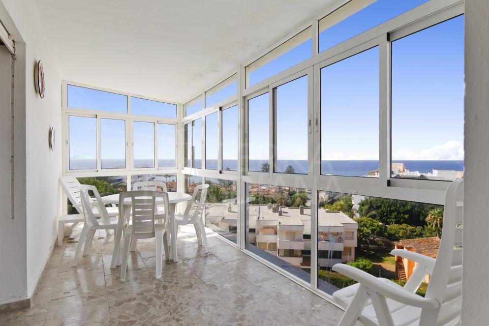 Apartamento de 3 dormitorios con magníficas vistas al mar en venta en Estepona cerca del puerto