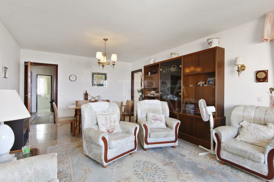 Apartamento de 3 dormitorios con magníficas vistas al mar en venta en Estepona cerca del puerto