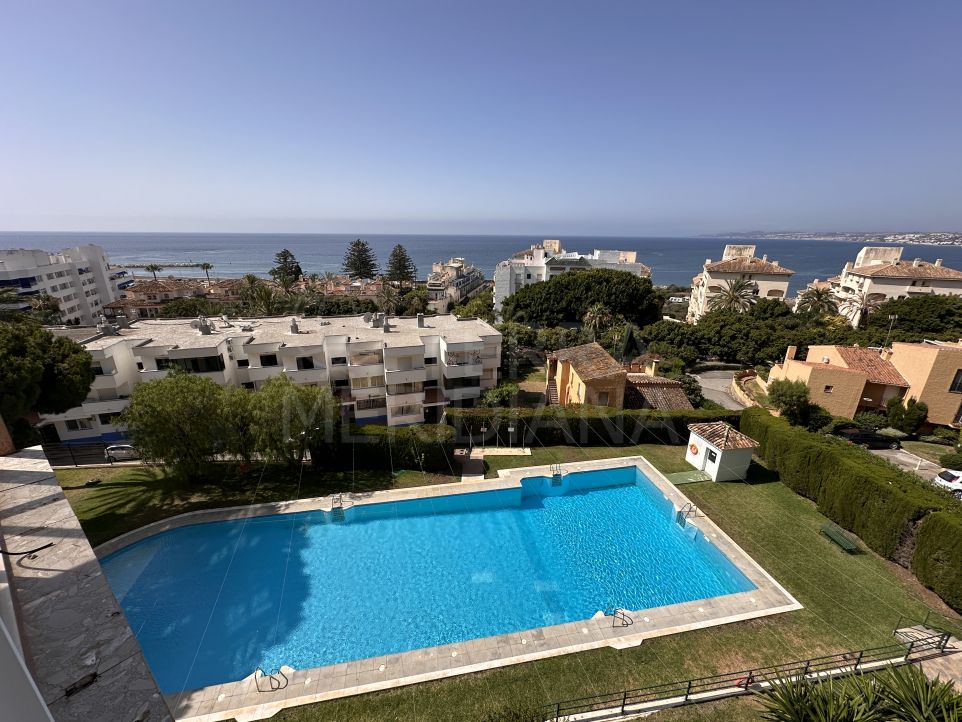 Apartamento de 3 dormitorios con magníficas vistas al mar en venta en Estepona cerca del puerto