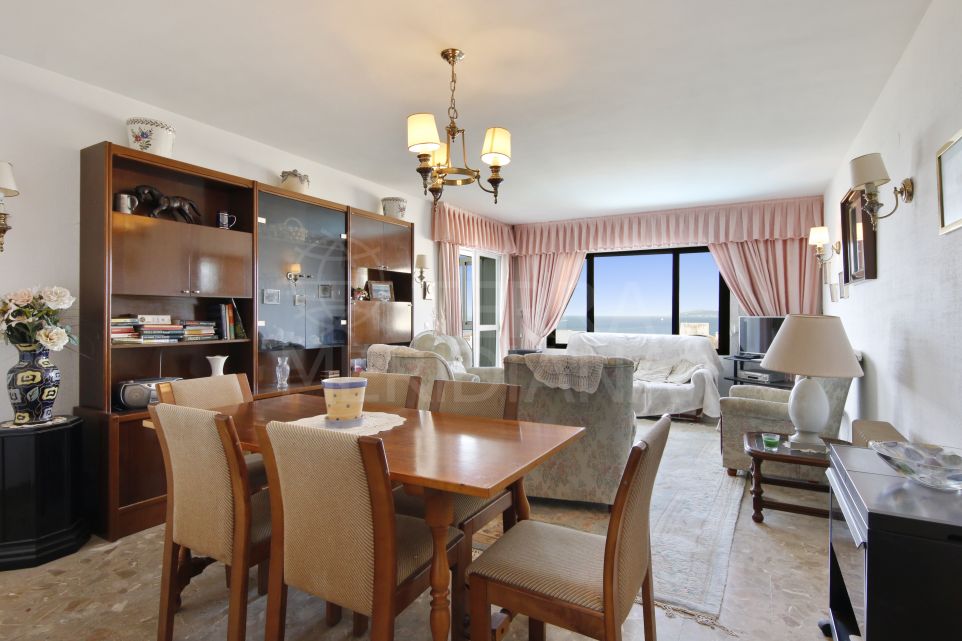 Apartamento de 3 dormitorios con magníficas vistas al mar en venta en Estepona cerca del puerto